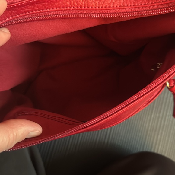 Bueno Vintage NWT purse, red, plethora of pockets! Adjustable strap - Picture 7 of 14